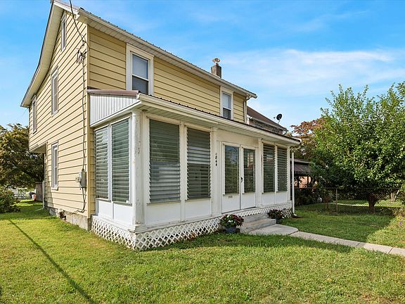2nd image of 844 E Chestnut St
