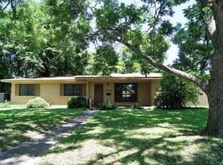 600 W 11th St, Elgin, TX 78621