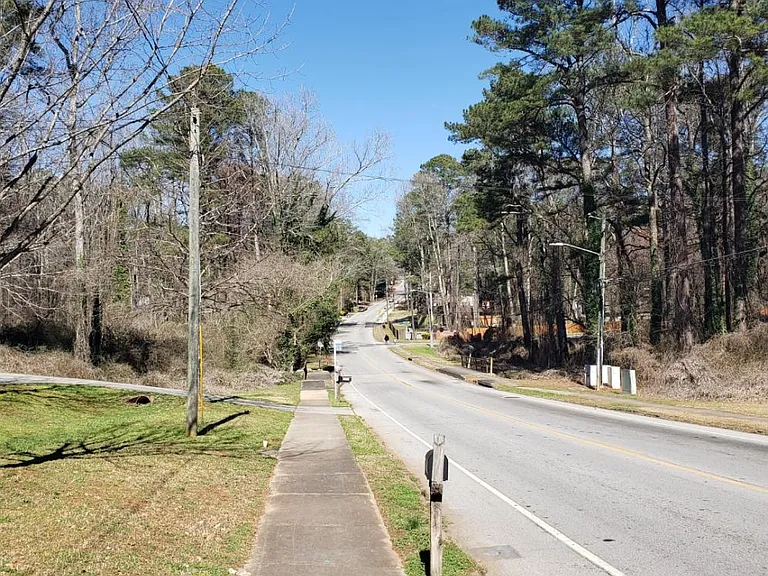 1609 Peachcrest Rd — Photo 2