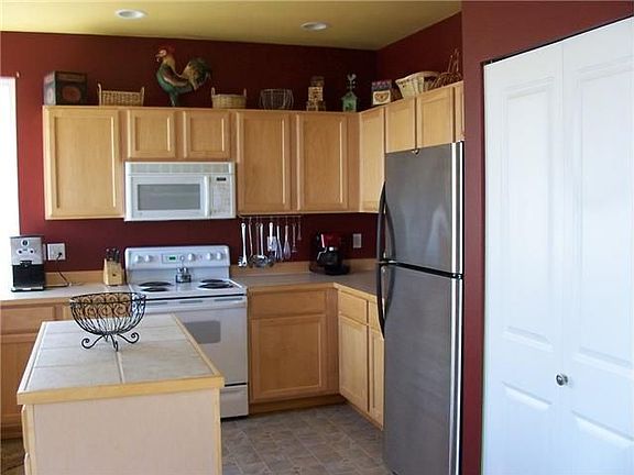Wonderful roomy kitchen! all appliances stay!