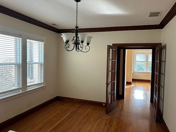 4th image of 3702 N Claremont Ave #2