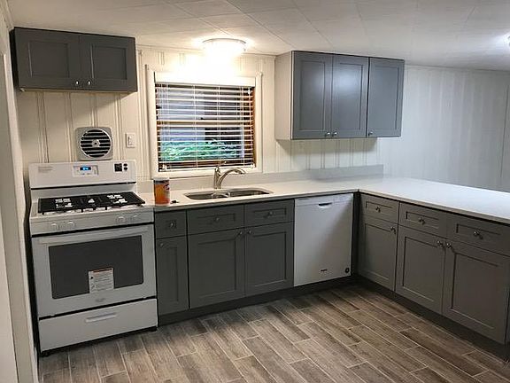 Kitchen with double sink and dishwasher