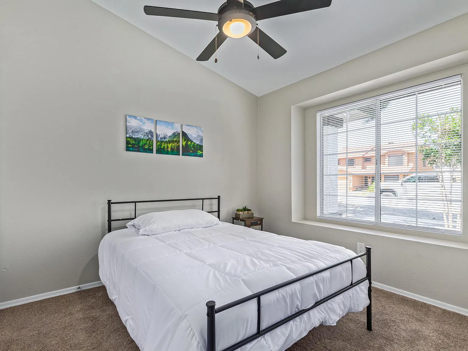 4 bed, 2.0 bath, 1679 sqft, $858 — Photo 1