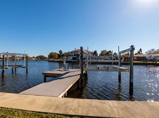 9498 Sun Isle Dr NE, Saint Petersburg, FL 33702