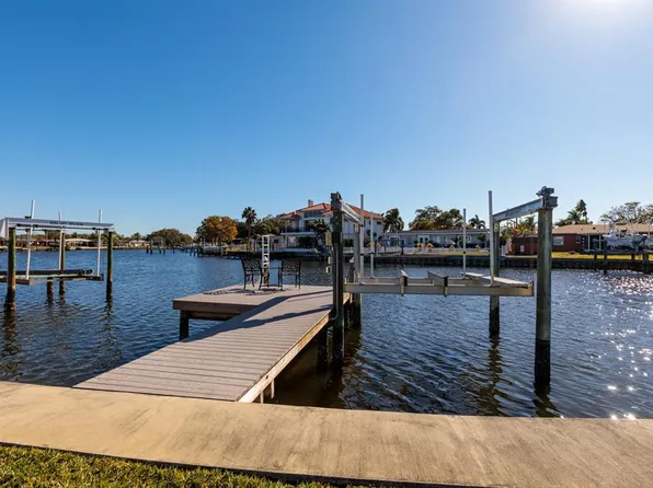 9498 Sun Isle Dr NE, Saint Petersburg, FL 33702