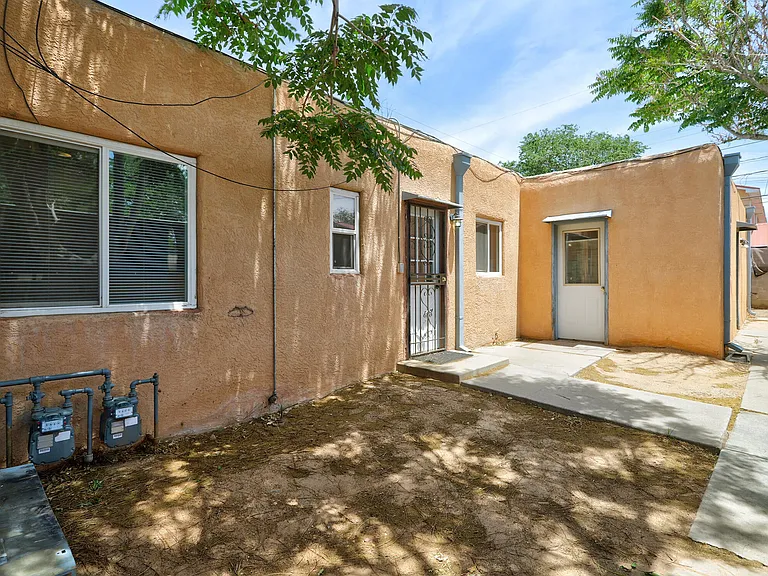 Updated, Spacious, 2 bedroom End Unit w/ Garage & Yard Close to UNM — Photo 16