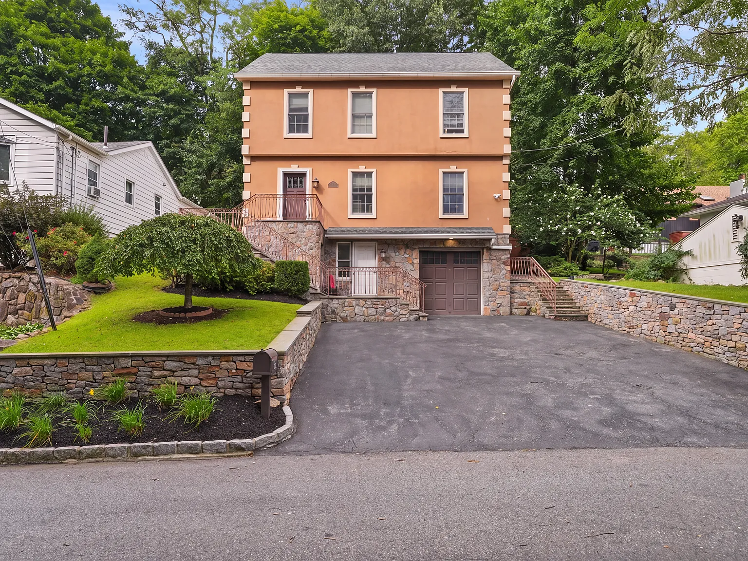 3 bed, 2.5 bath, 1832 sqft, $5,500 — Photo 1