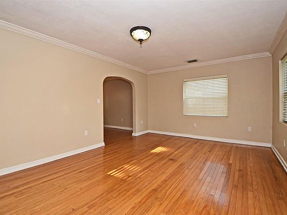 4th image of 809 S Mills Ave