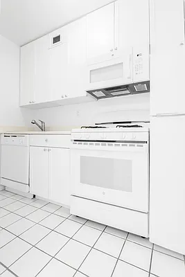 Rented by Olnick Organization | media 3