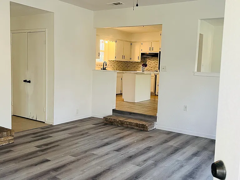 438 James St — Photo 11