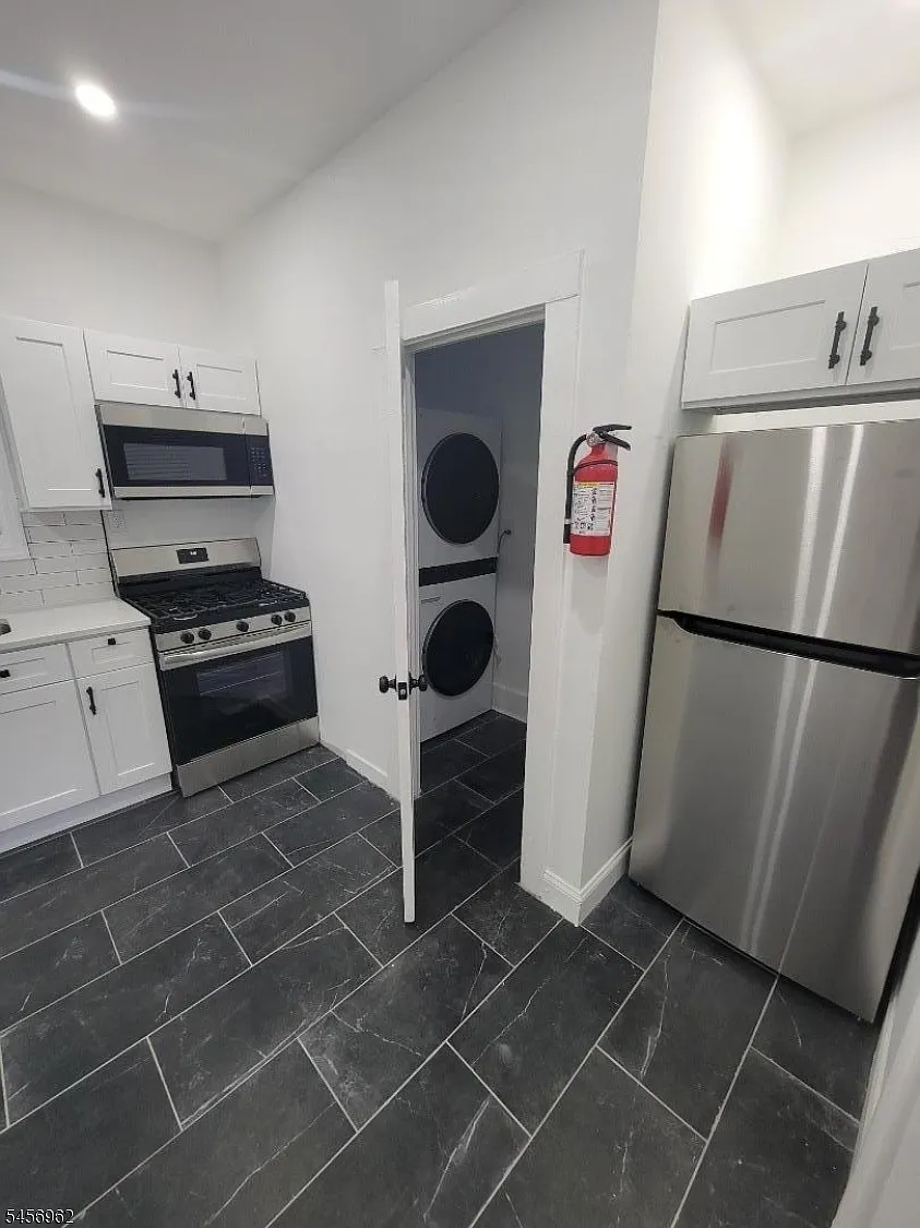 3 bed, 1.0 bath, $2,450 — Photo 2