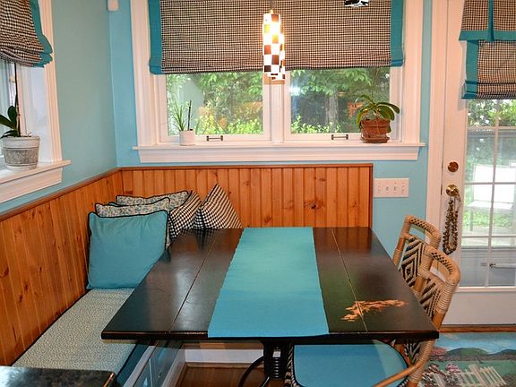 Eat-In Nook : Cozy eat -in nook with built in bench