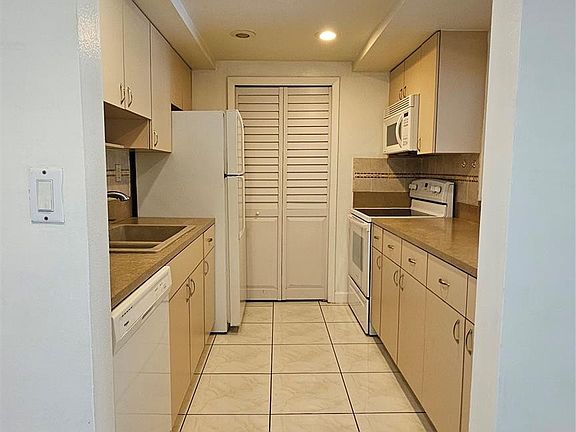 5th image of 230 Lakeview Drive #111