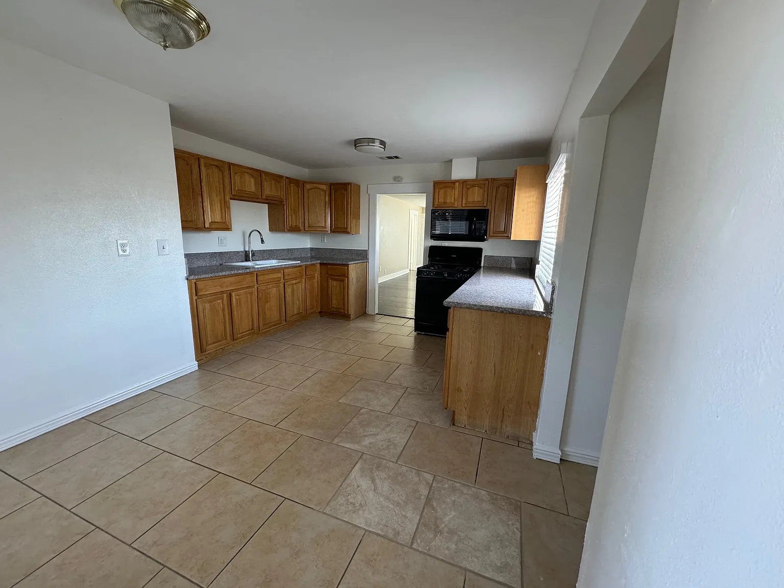 3 bed, 1100 sqft, $2,600 — Photo 3