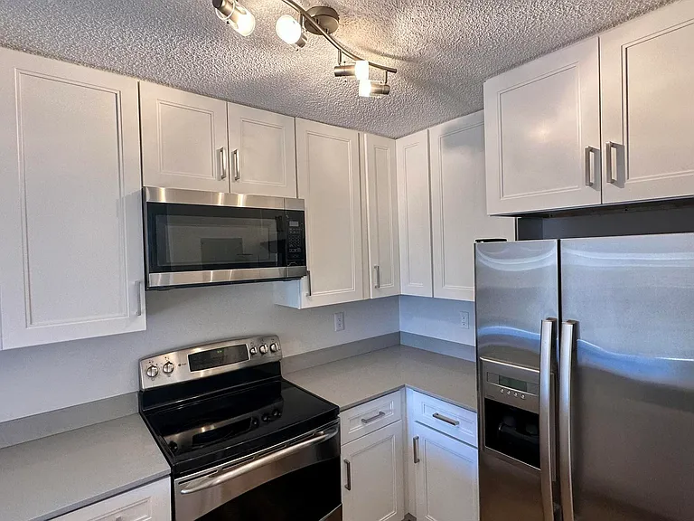 1631 Cypress Way E — Photo 2