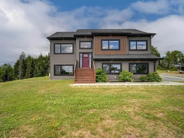 911 McCabe Lake Dr, Middle Sackville, NS B4E 0P3