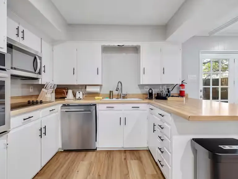 9005 Villa Park Cir — Photo 12