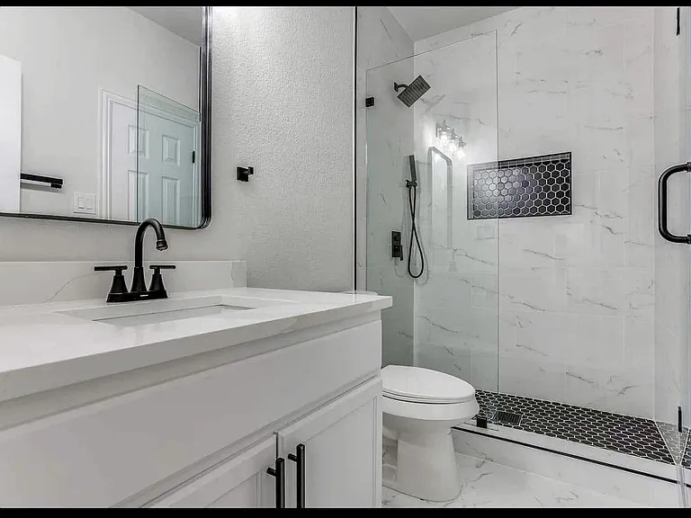 Bathroom (1st Floor), 9' x 5'
