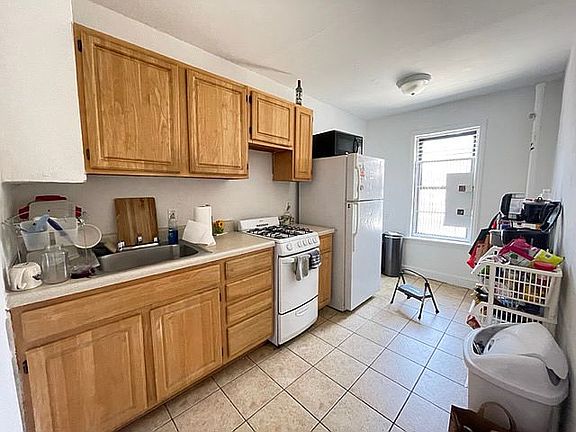 4th image of 303 E 6th St #7