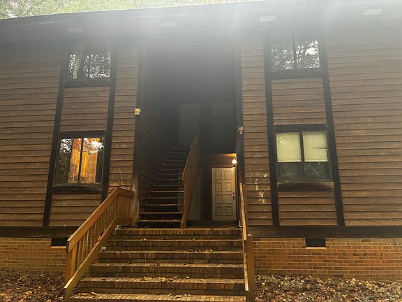 2nd image of 137 Willow Ct APT 4