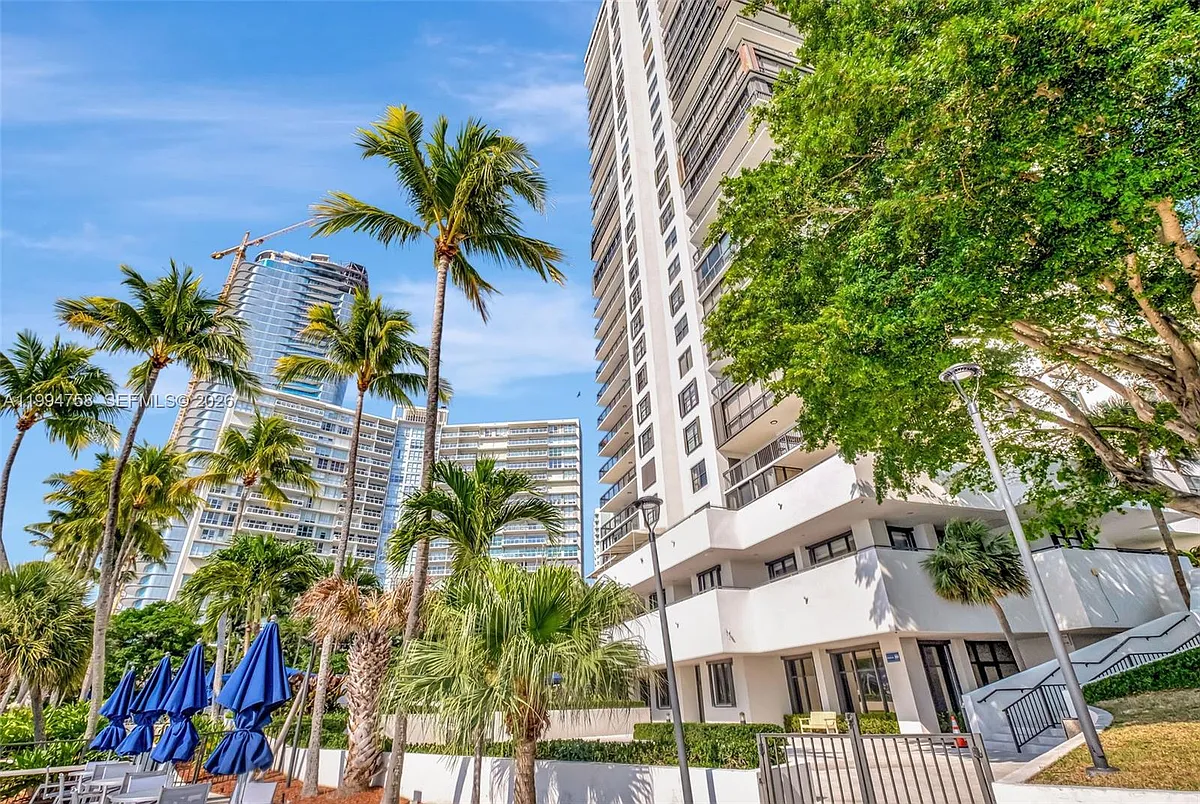 Building Photo - 2333 Brickell Ave #305