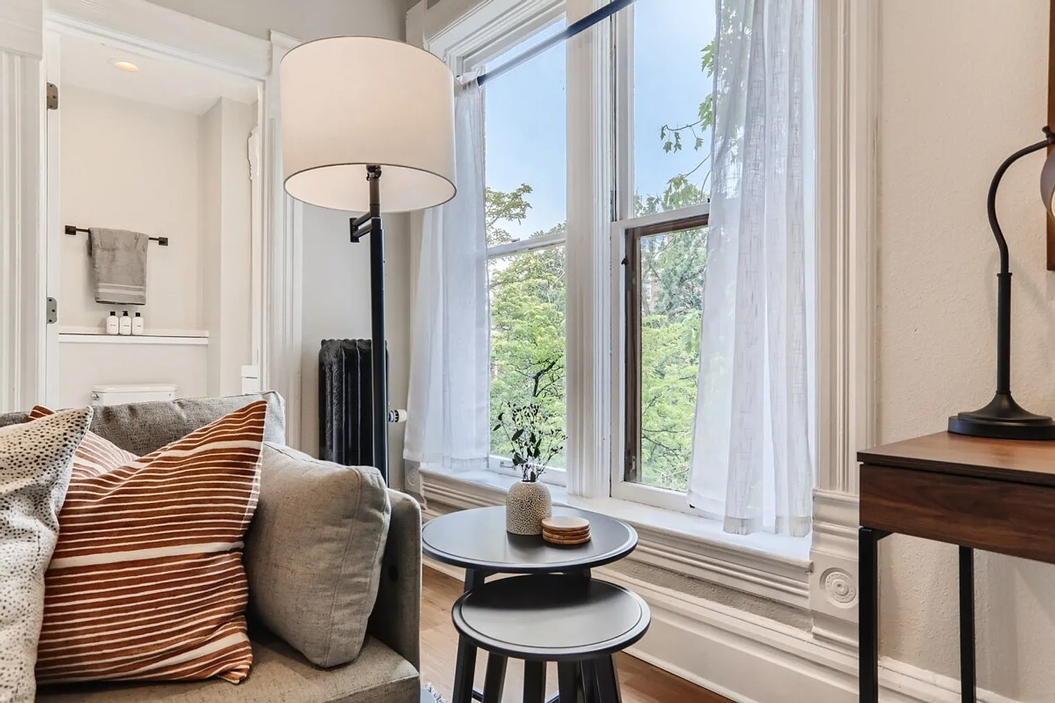 1 bed, 1.0 bath, 462 sqft, $2,737 — Photo 2