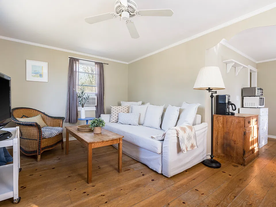 24 Mary St