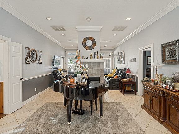 5th image of 605 Edgewood Ln