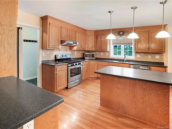 4th image of 29 Barn Hill Ln
