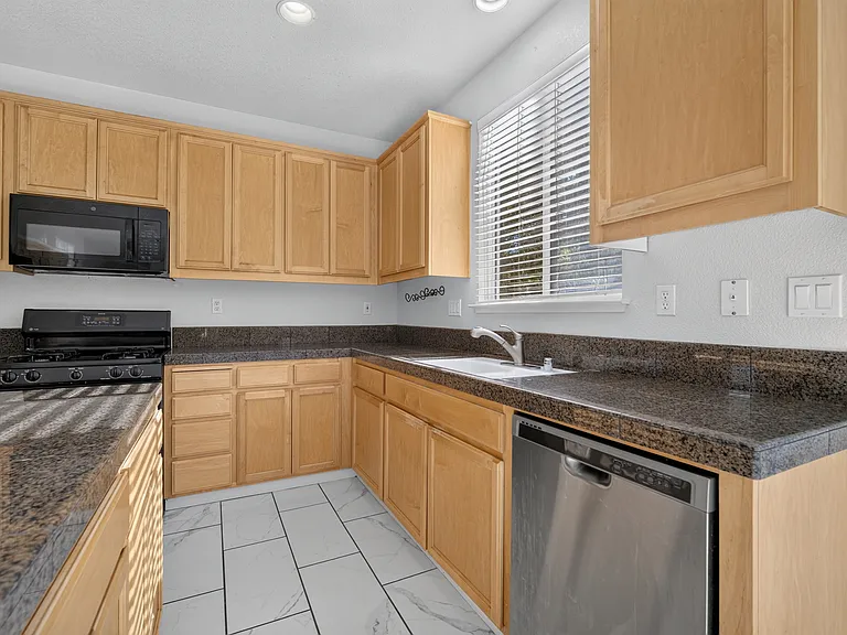 5858 Hazelwood Cmn — Photo 11