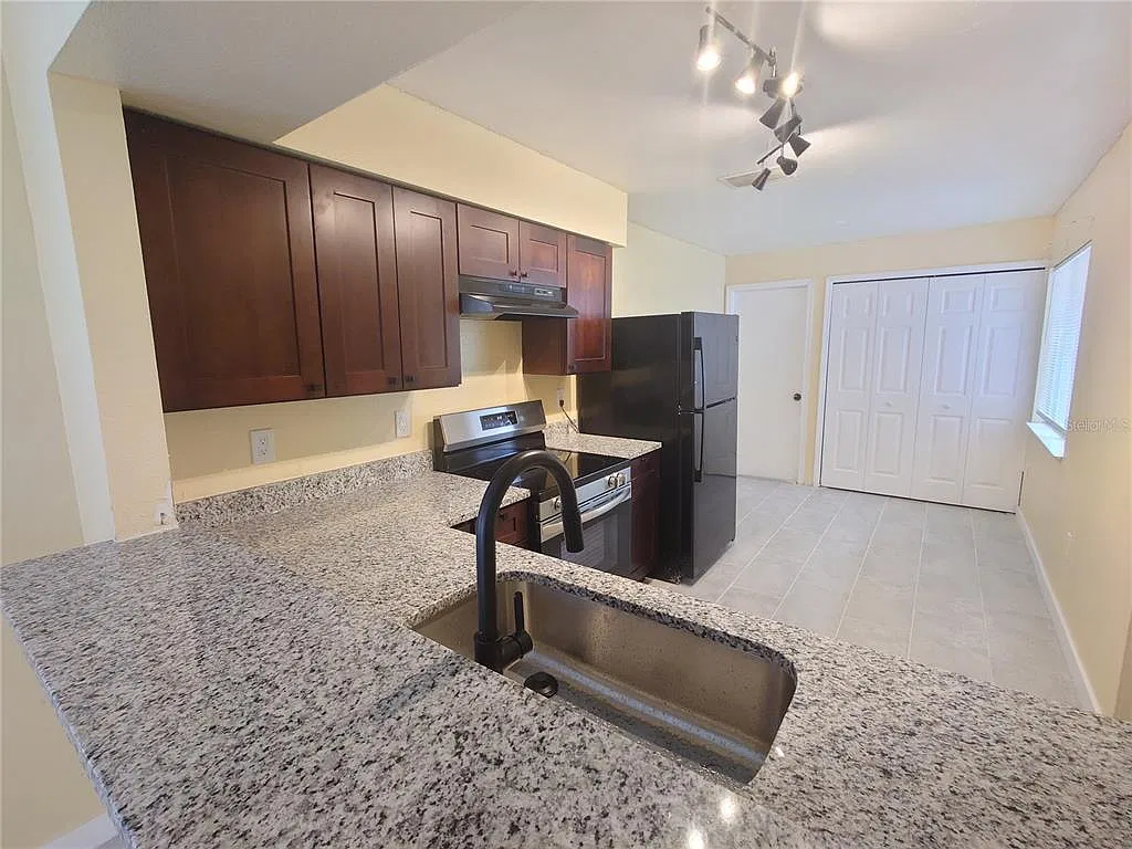 2 bed, 1.0 bath, 983 sqft, $1,749 — Photo 4