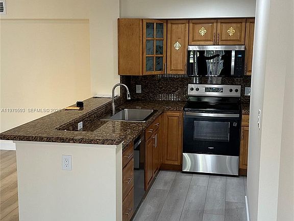 4th image of 560 S Park Rd #367