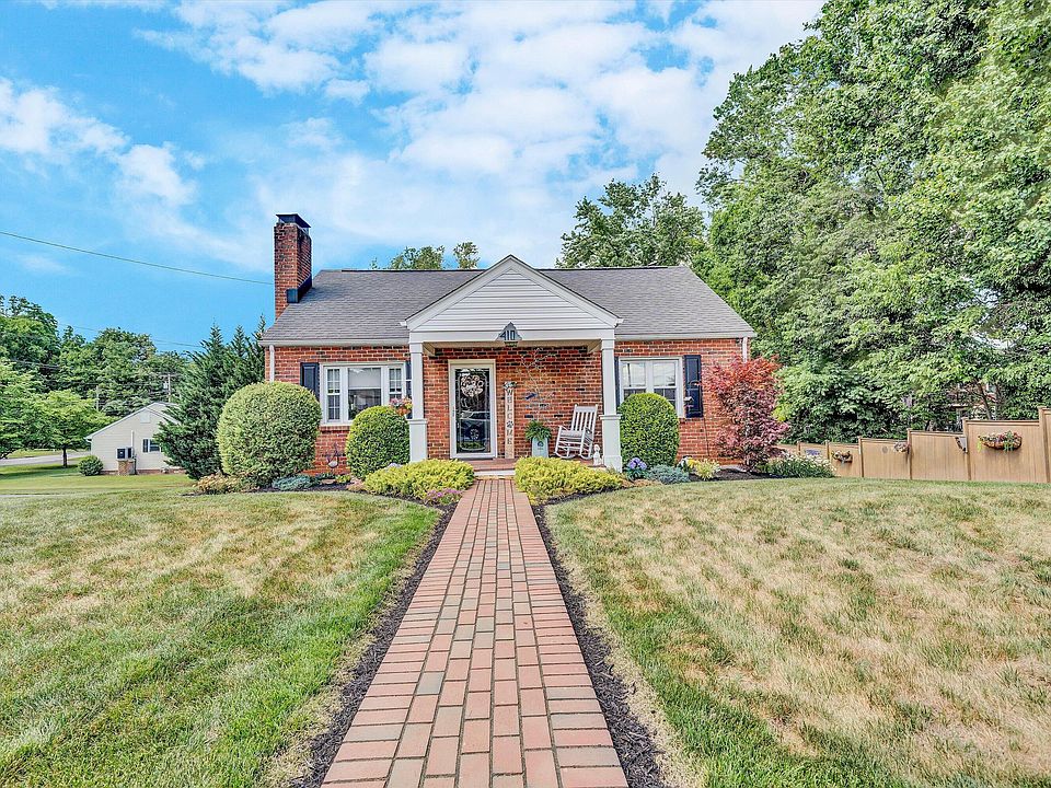 1st image of 410 Parkdale Dr