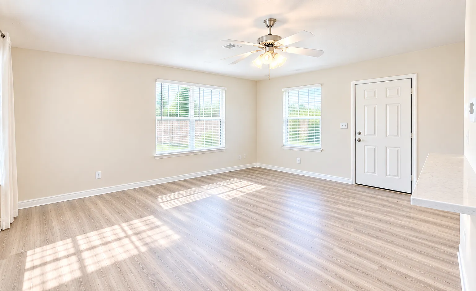 3 bed, 1007 sqft, $1,345 — Photo 4
