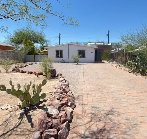1150 E Waverly St — Photo 1