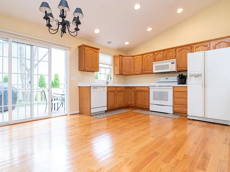 104 Drexel Ct — Photo 12