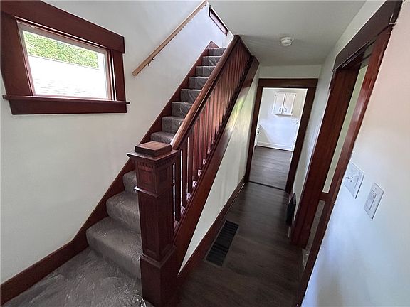 4th image of 2019 Parkdale Ave