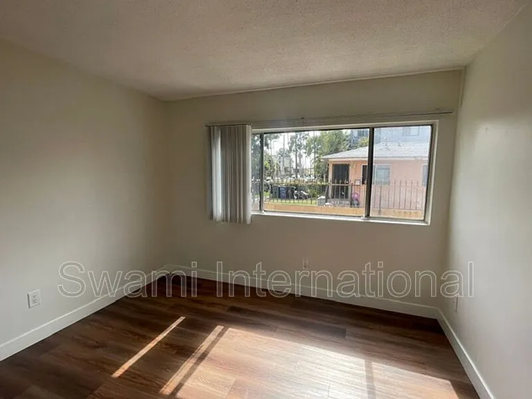 633 E 97th St #1 — Photo 15
