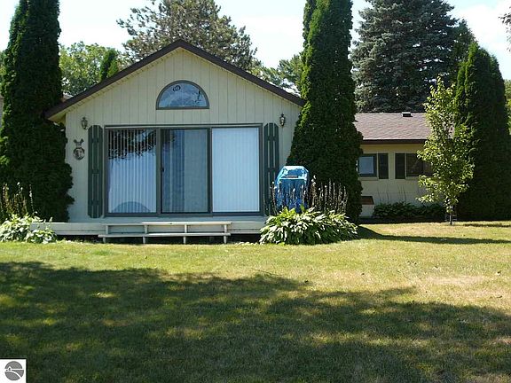 2nd image of 2213 Douglas Dr