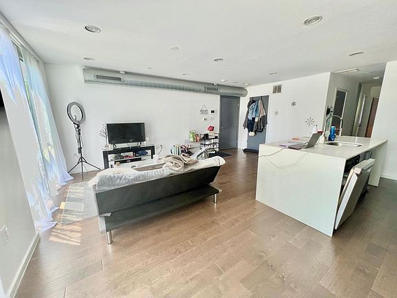 3rd image of 1531 N Franklin St #3F