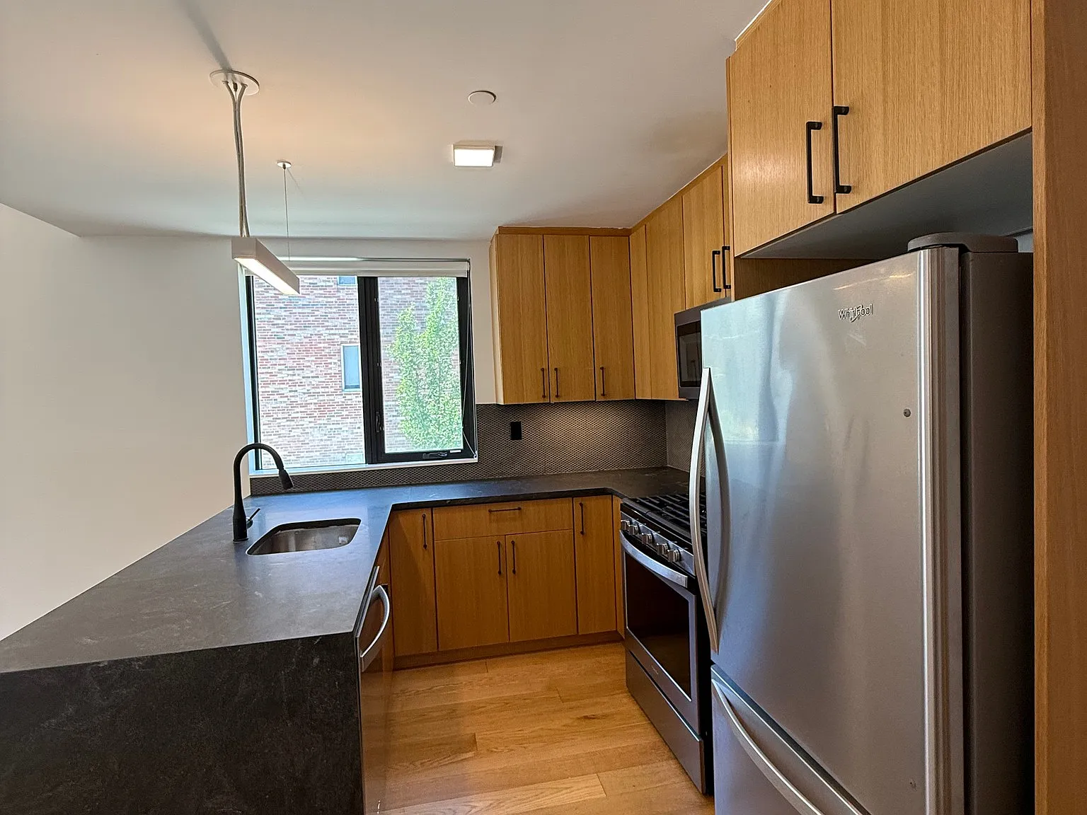 2 bed, 2.0 bath, 9999 sqft, $4,600 — Photo 3