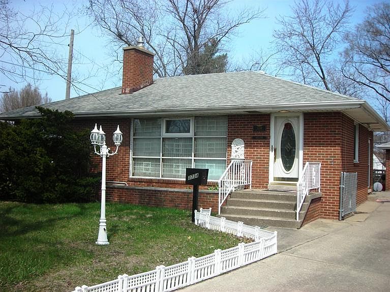 1st image of 3734  E Oakdale Dr