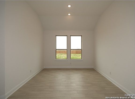 5th image of 117 Scarlet Oak Circle