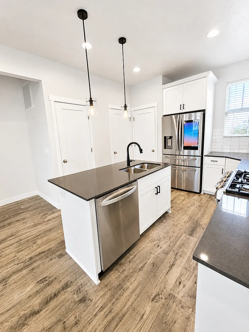 Beautiful 3-Story, 2-Bedroom Condo in Daybreak! — Photo 4