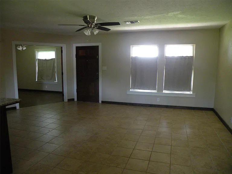 319 N Hunt St — Photo 3