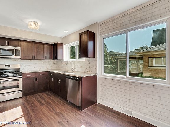 5th image of 1076 Des Plaines Ave