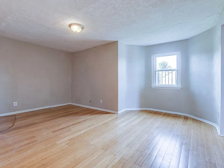 Great building with off street parking, views of the city, laundry on site! — Photo 3