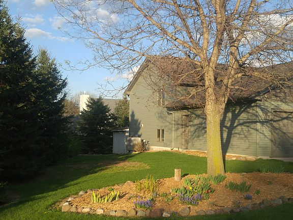 3rd image of 1390 Park View Dr