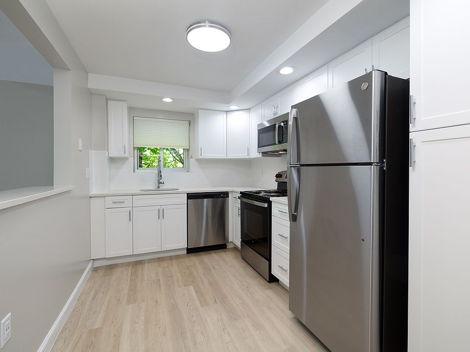 1st image of 7 Stonehill Dr #4