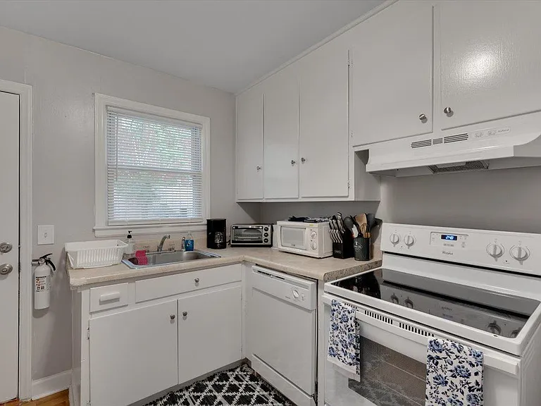 815 W Markham Ave #A — Photo 25